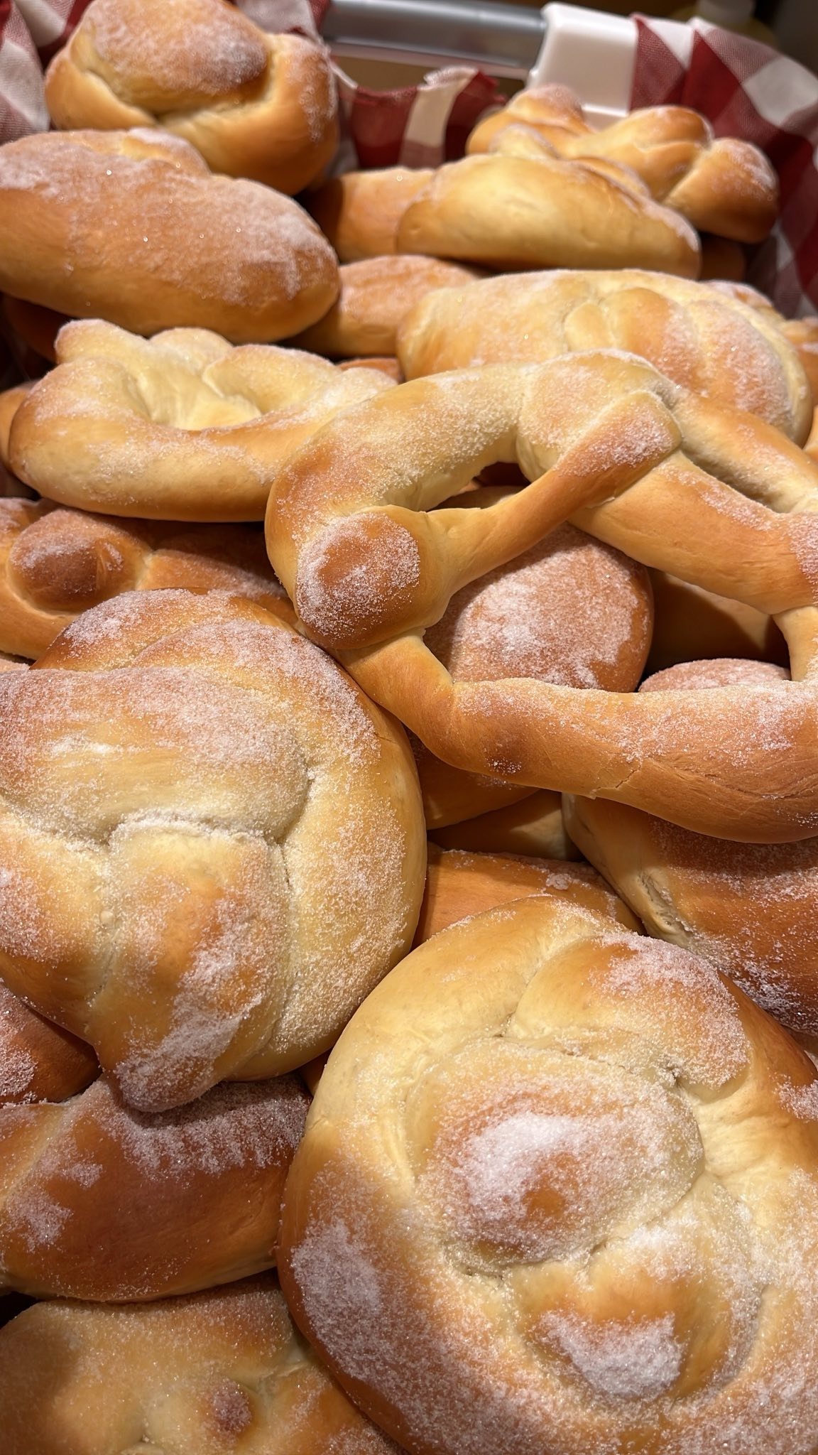 Frische Brezeln backen zu Sankt Martin