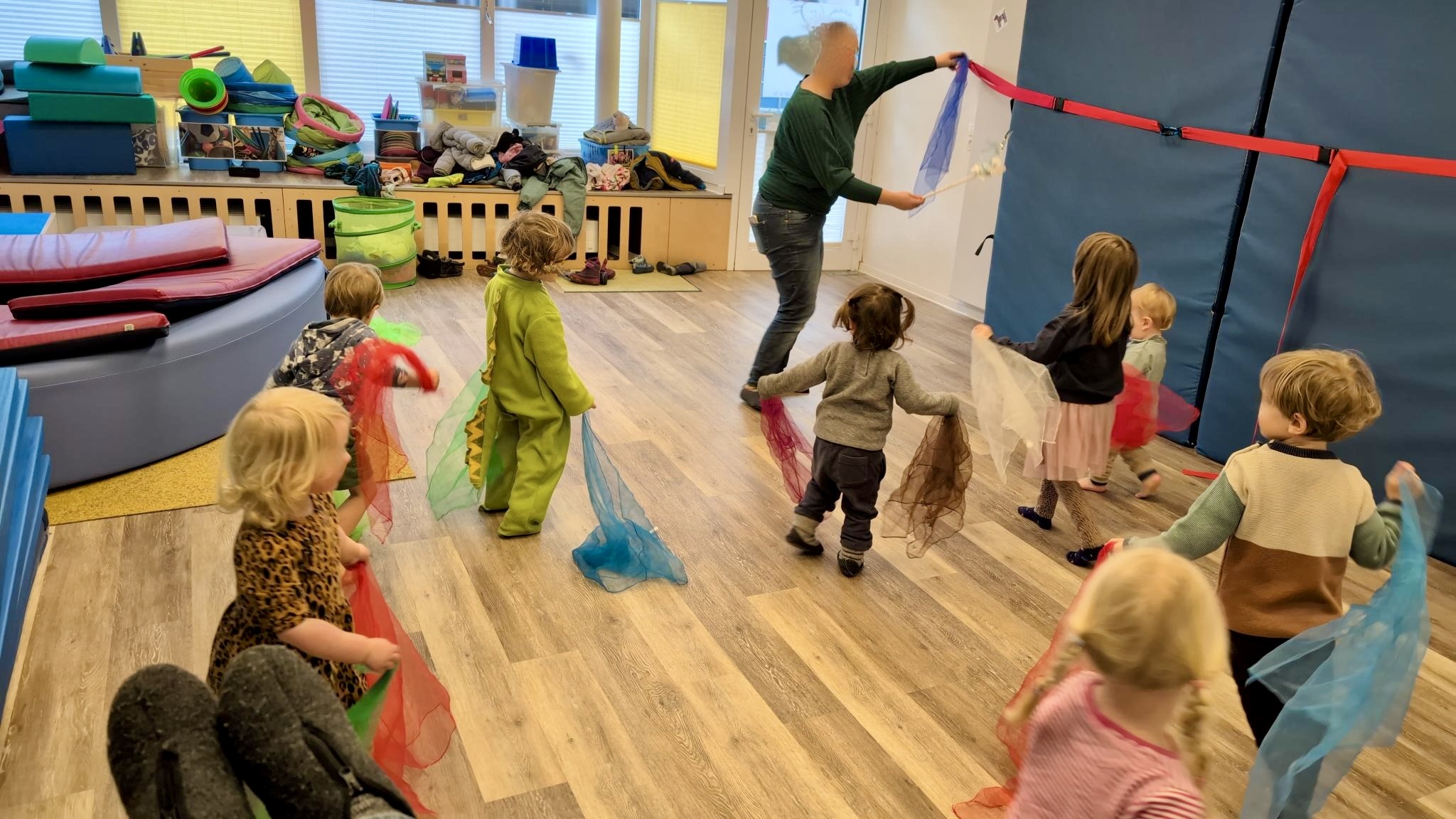 Bewegungsspiel mit bunten Tüchern