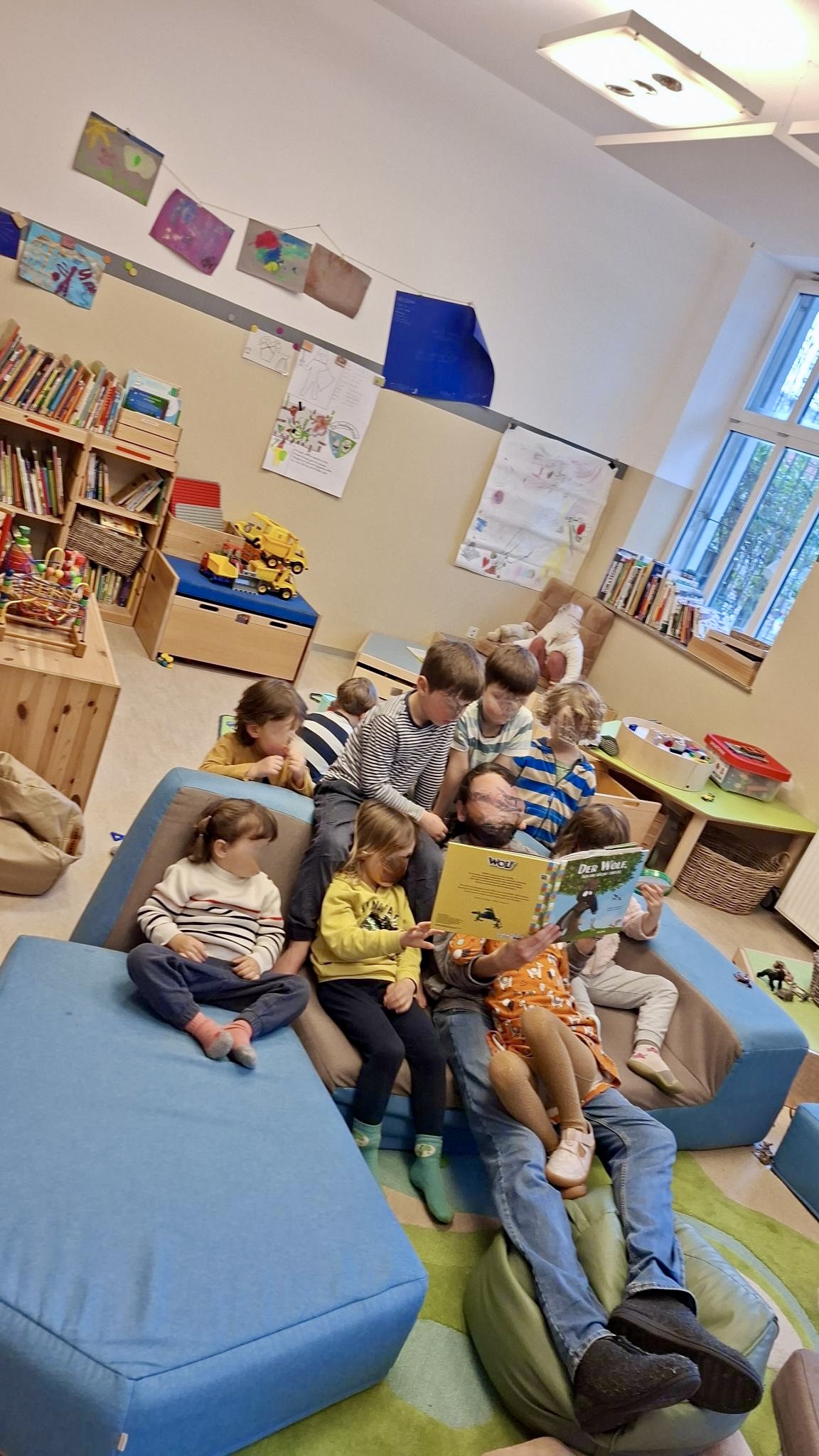 Bilderbuch betrachten und vorlesen