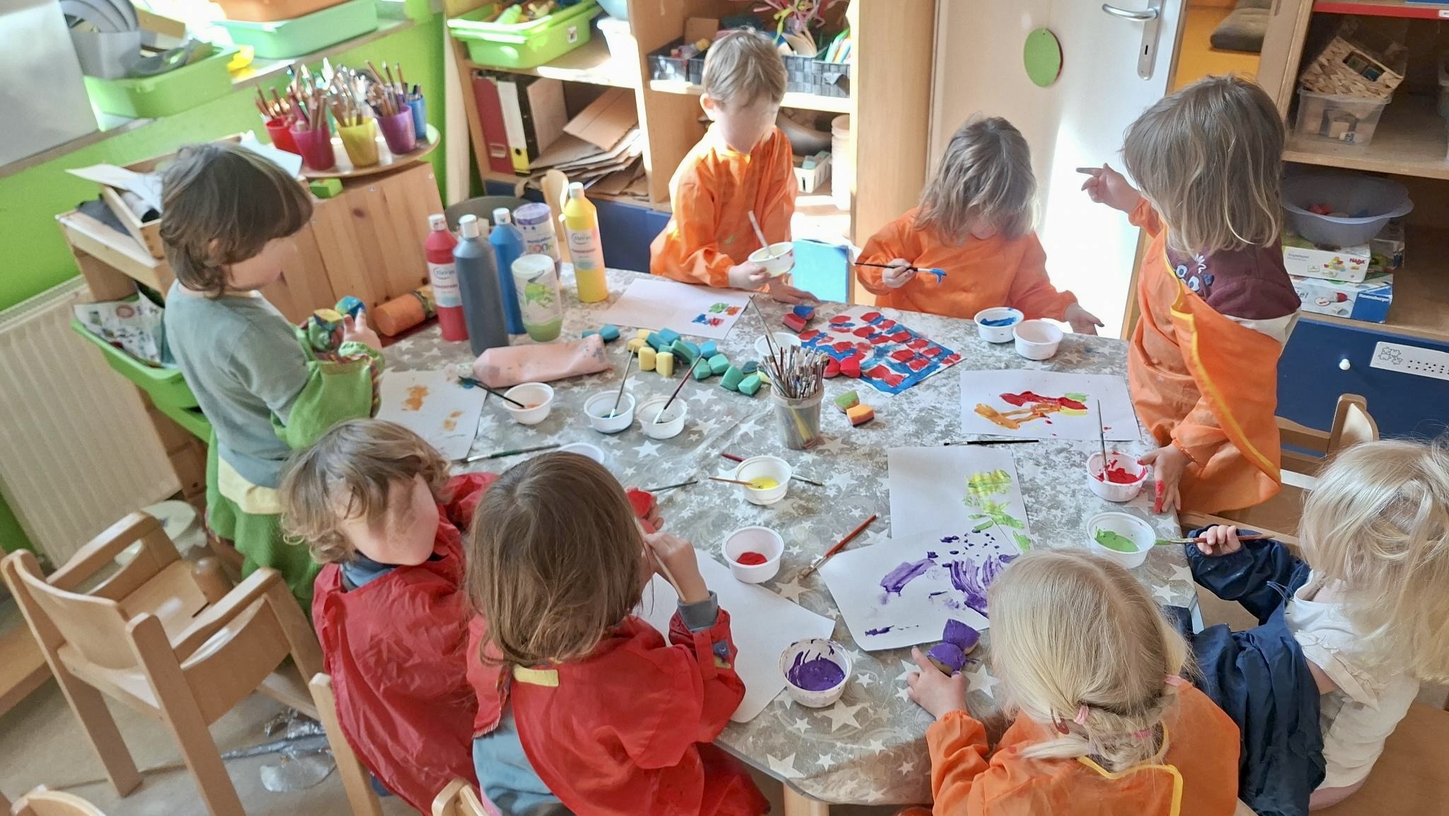 Malen und Gestalten am Ateliertisch