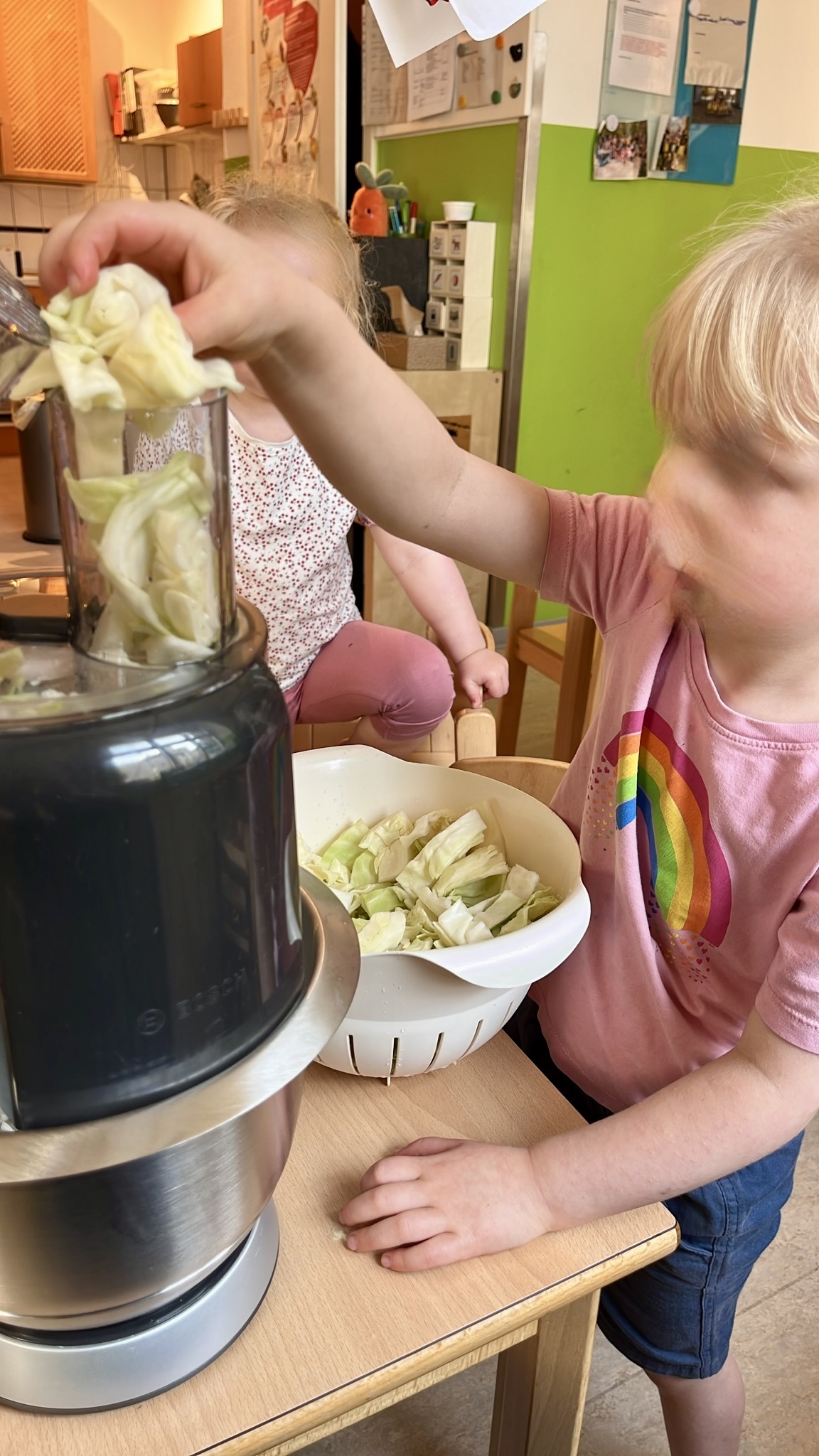 Gemeinsames Kochen in der Kita-Küche