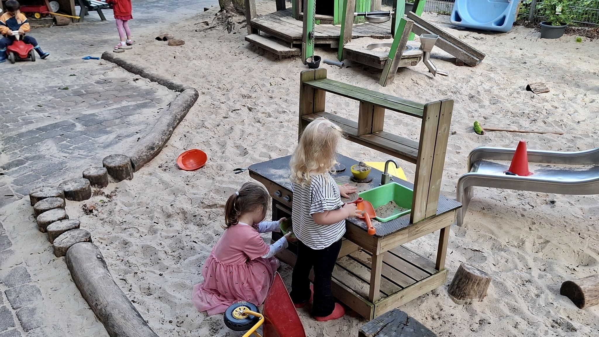 Spielen in der Sandküche