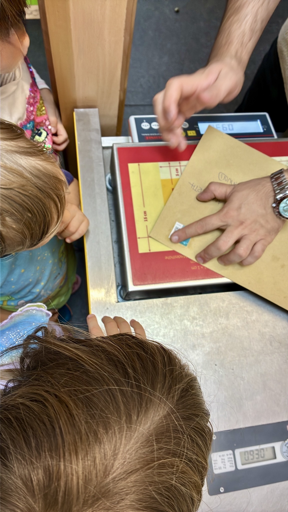 Kinder bei alltäglichen Aufgaben