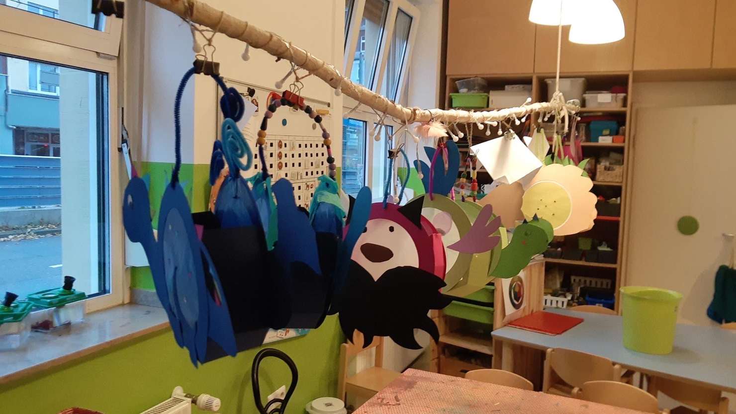 Kinder beim Spielen im Gruppenraum